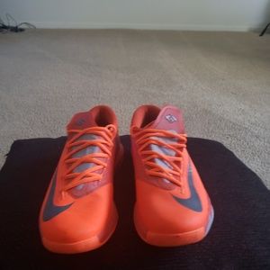 Tennis shoes